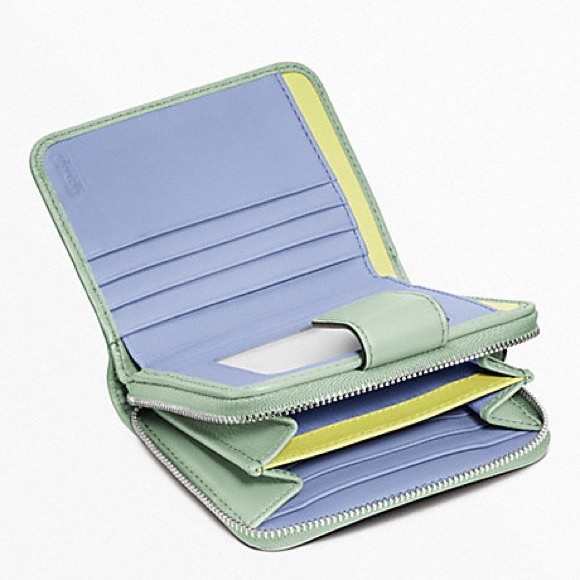 COACH zip around - LIKE NEW (giftable) - Picture 2 of 2